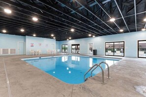 Innendørsbasseng og et oppvarmet basseng