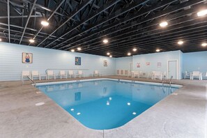 Una piscina cubierta, una piscina al aire libre