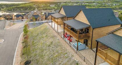 LAKE Views, Pools+HotTub, Insta-Worthy, Sleeps 10!