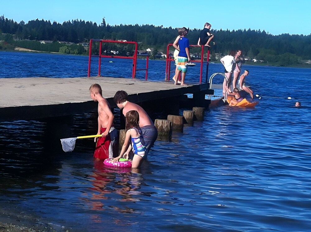 A cozy forest retreat near the lake, perfect for families or groups