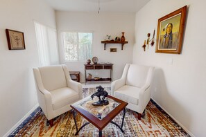 Interior - Dog-friendly valley view oasis with private hot tub, shaded patio, washer/dryer (Oro Valley)