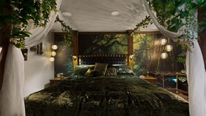 Een bed met hemelbed, een hoofdbord met een spijlenpatroon en wandlampen.