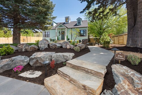 The Grove at Midtown Manor - King Beds & Hot Tub!