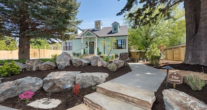 The Grove at Midtown Manor - King Beds & Hot Tub!