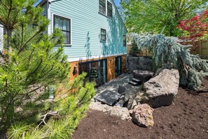 Exterior - The Grove at Midtown Manor - King Beds & Hot Tub! (Bend)