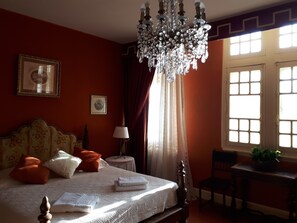 6 bedrooms, iron/ironing board, WiFi, bed sheets