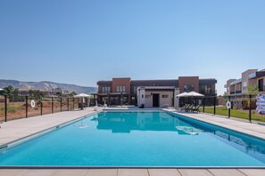 Rumah, Beberapa Tempat Tidur (Snow Canyon Retreat) | Kolam renang | Sebuah kolam renang air hangat