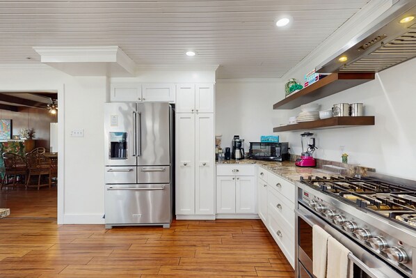 Fridge, microwave, oven, stovetop - Dog-friendly house with ocean view, balcony, gas grill, patio, central AC & W/D (Port Aransas)