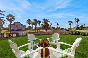 Terrace/patio - Dog-friendly house with ocean view, balcony, gas grill, patio, central AC & W/D (Port Aransas)