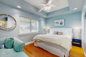 4 bedrooms, internet, bed sheets - Dog-friendly house with ocean view, balcony, gas grill, patio, central AC & W/D (Port Aransas)