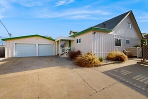 Exterior - Dog-friendly house with ocean view, balcony, gas grill, patio, central AC & W/D (Port Aransas)