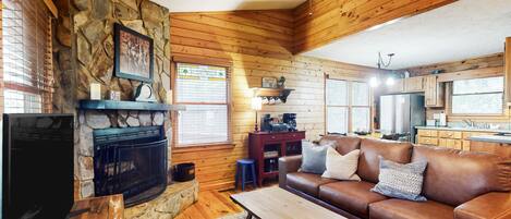 Una televisión, una chimenea