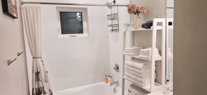 Toalhas de banho, sabonete, shampoo, papel higiênico
