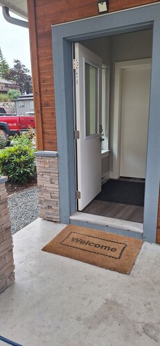 Lovely Two Bedroom A/C Suite - Sleeps 8.
Complimentary Snacks and Drinks!