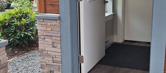 Lovely Two Bedroom A/C Suite - Sleeps 8.
Complimentary Snacks and Drinks!