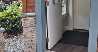 Lovely Two Bedroom A/C Suite - Sleeps 8.
Complimentary Snacks and Drinks!