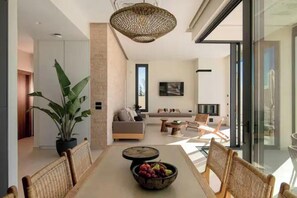 Smart-TV, peis, bøker og filmbibliotek