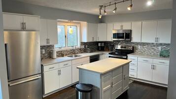 Refrigerador, microondas, horno y parrilla de estufa