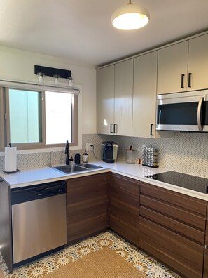 Een koelkast, een microgolfoven, een kookplaat, een vaatwasser