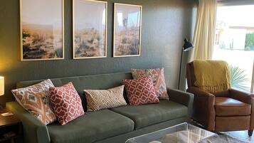 TV connectée, lecteur de DVD, table de tennis de table, livres