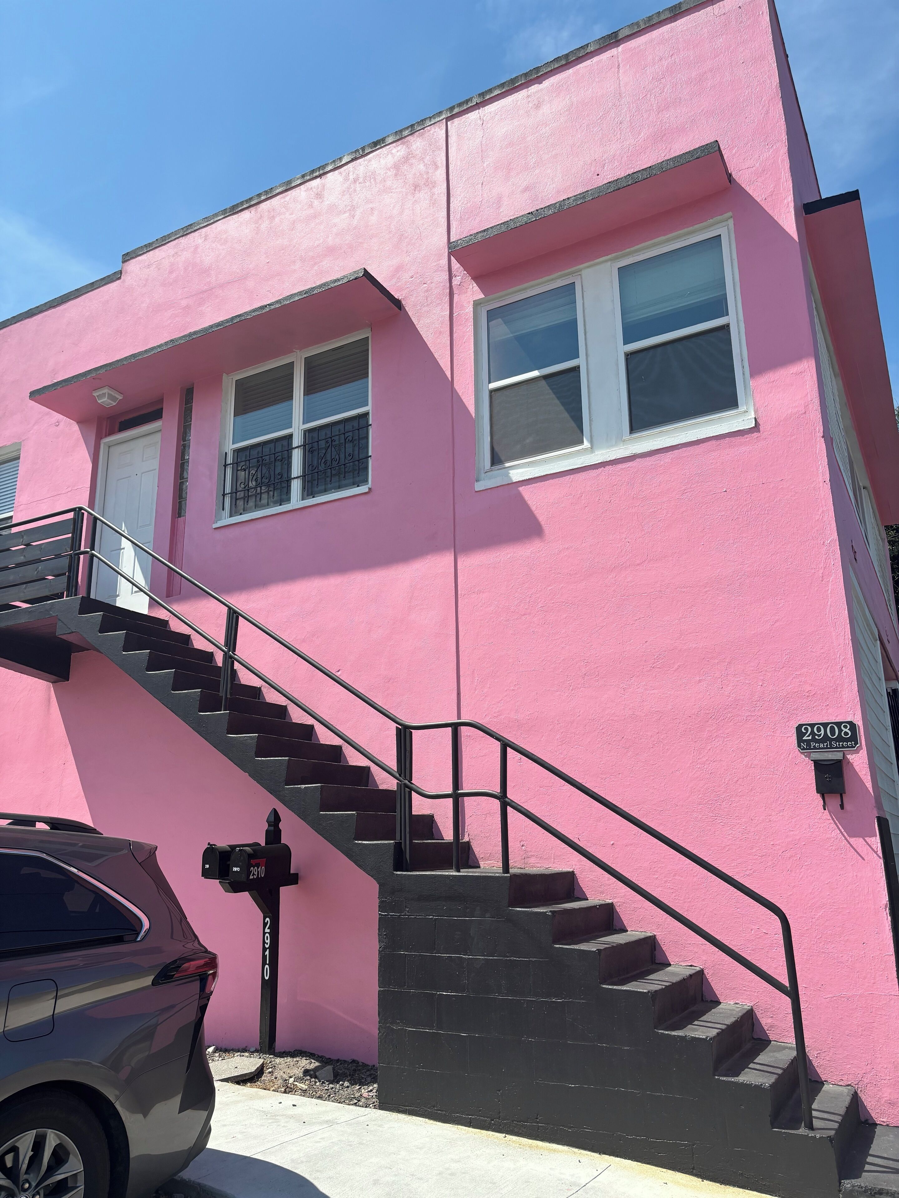 Pink Pearl Palace located in Historic Springfield minutes from downtown Jax! 