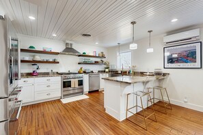 Fridge, microwave, oven, stovetop - Historical house with rooftop deck, porch, chef's kitchen, & W/Ds - dog-friendly (Port Aransas)