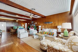 TV - Historical house with rooftop deck, porch, chef's kitchen, & W/Ds - dog-friendly (Port Aransas)