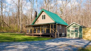 A lodge with a covered porch, a small attached cabin, and a gravel driveway. - Private, Hot tub, Firepit, Bocce Ball, Horse Shoes, Outdoor Ping Pong Table (Shenandoah)