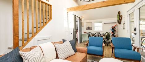 Téléviseur connecté, foyer, table de ping-pong, livres