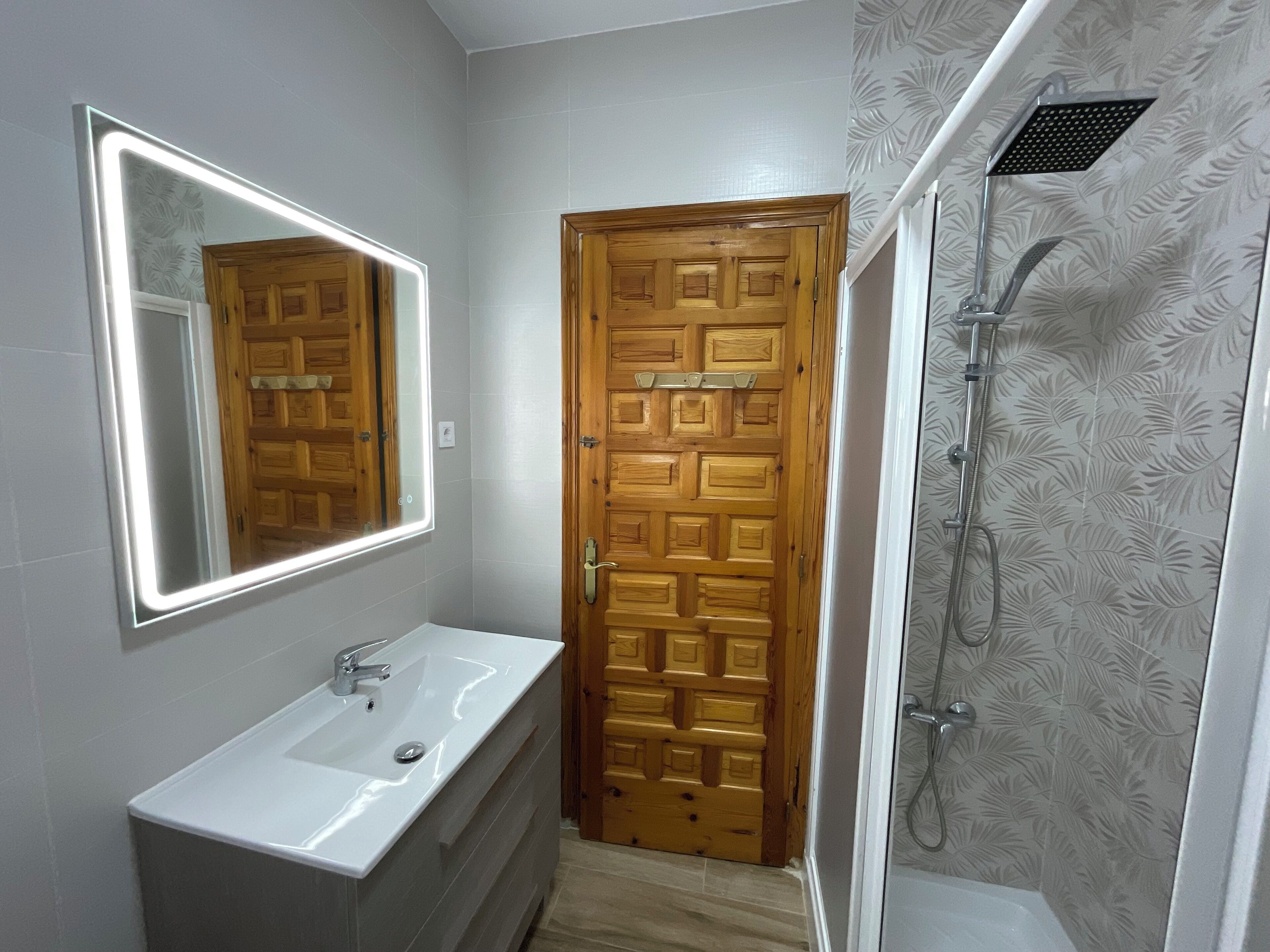 Douche, bidet, serviettes fournies, savon