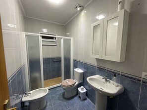A bathroom with a shower, toilet, bidet, and sink. - Casa Rural-vtar Córdoba 19. Rosal DE LA Frontera (Rosal de la Frontera)