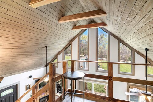 Cozy cabin retreat w/hot tub and fenced yard. Pet-Friendly!