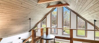 Cozy cabin retreat w/hot tub and fenced yard. Pet-Friendly!