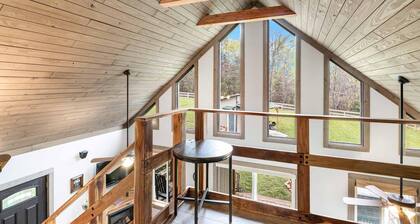 Cozy cabin retreat w/hot tub and fenced yard. Pet-Friendly!