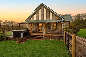 Terrace/patio - Cozy cabin retreat w/hot tub and fenced yard. Pet-Friendly! (Del Rio)