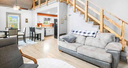 Cozy cabin retreat w/hot tub and fenced yard. Pet-Friendly!