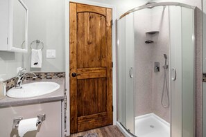 Een douche, een bidet, handdoeken, zeep