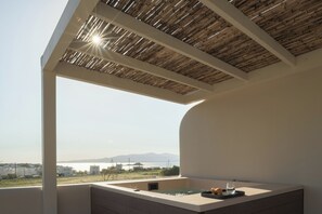 Deluxe Sea View Suite with Outdoor Jacuzzi | Fer et planche à repasser, Wi-Fi gratuit, draps fournis