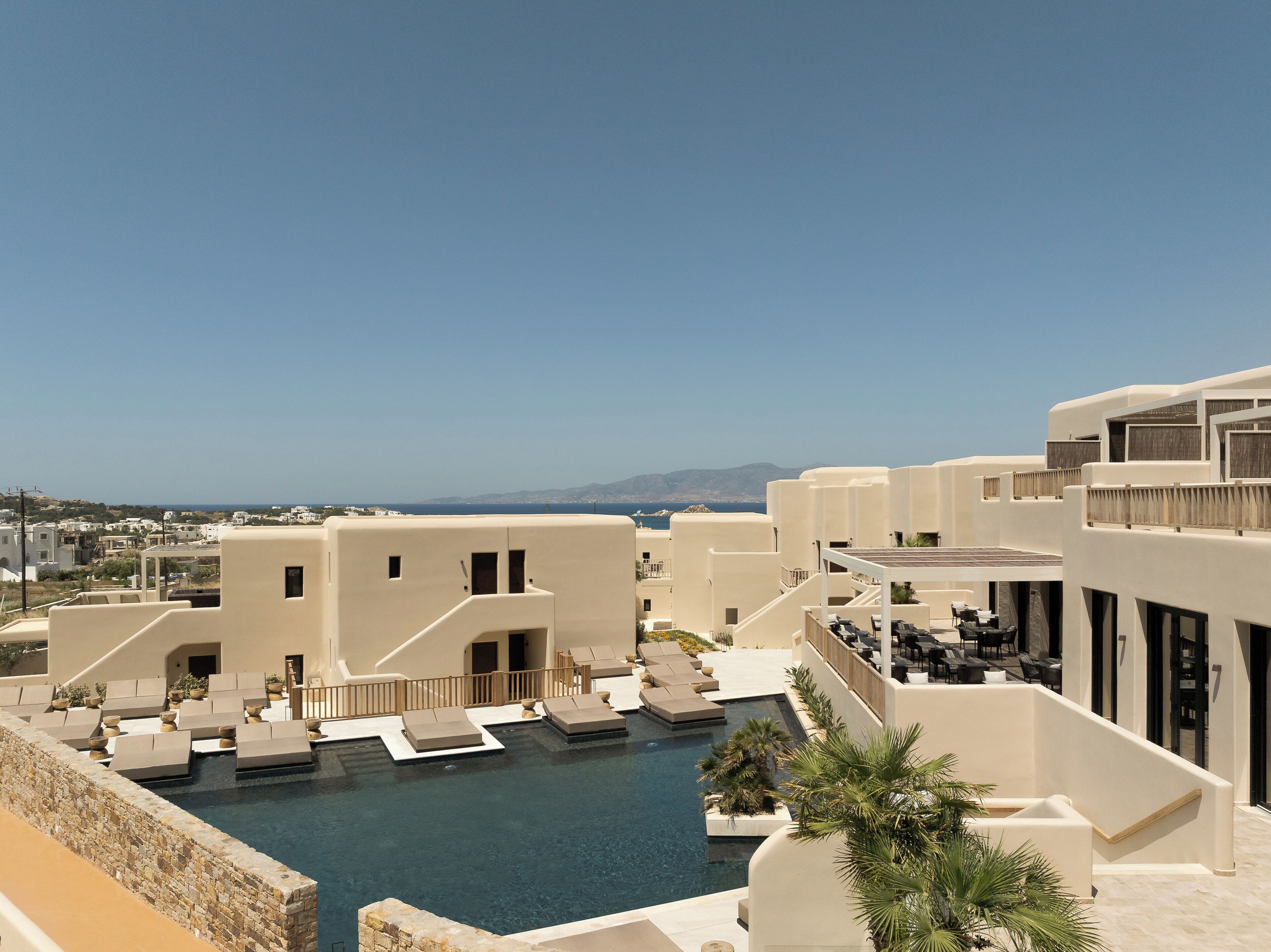 Piscine extérieure (ouverte en saison), parasols de plage