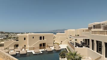 Piscine extérieure (ouverte en saison), parasols de plage