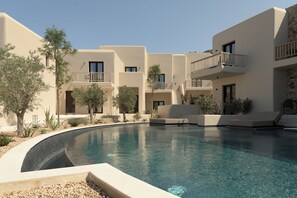 Seasonal outdoor pool, pool umbrellas, sun loungers - The Key (Naxos)