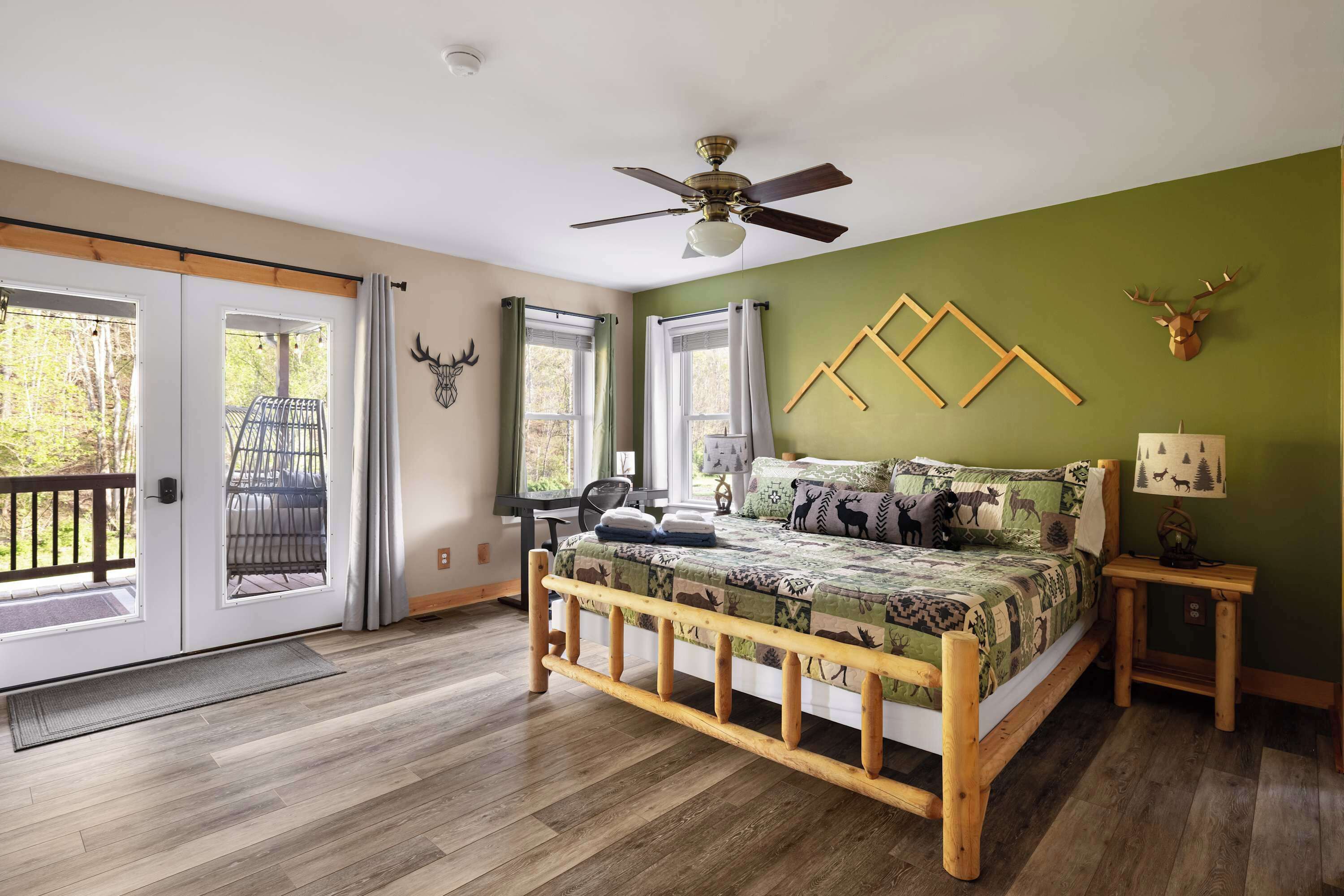 3 soverom, skrivebord, strykejern/-brett og reiseseng for barn