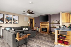 TV, fireplace, offices - The Haven at Turkey Run • Hot Tub, Fire Pit, Games (Strasburg)