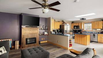 Fernseher, Kamin, Arbeitsbereiche