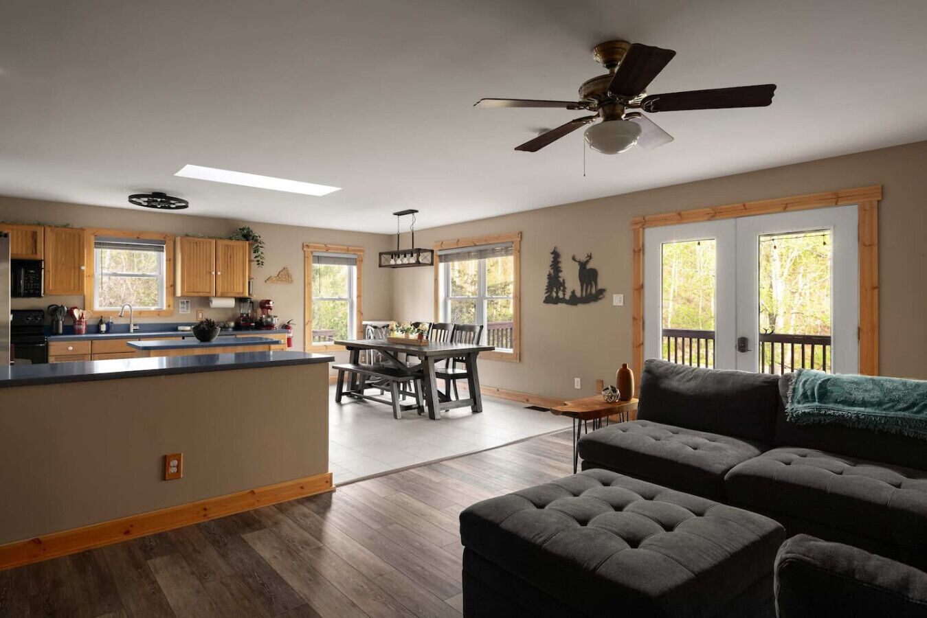 Televisión, chimenea y oficina 