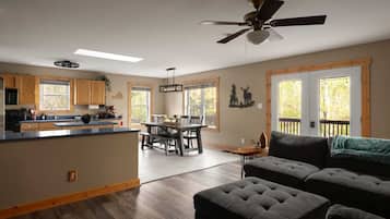 Tv, eldstad och kontor