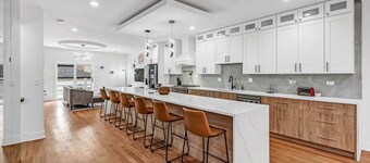 Modern, Luxe, House 20mins to Downtown, Private Rooftop,  2car Garage