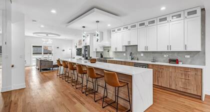 Modern, Luxe, House 20mins to Downtown, Private Rooftop, 2car Garage