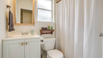 Een haardroger, handdoeken