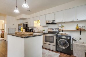Fridge, microwave, oven, stovetop - Green Door Cutie Close to Everything in The Fort! (Fort Worth)